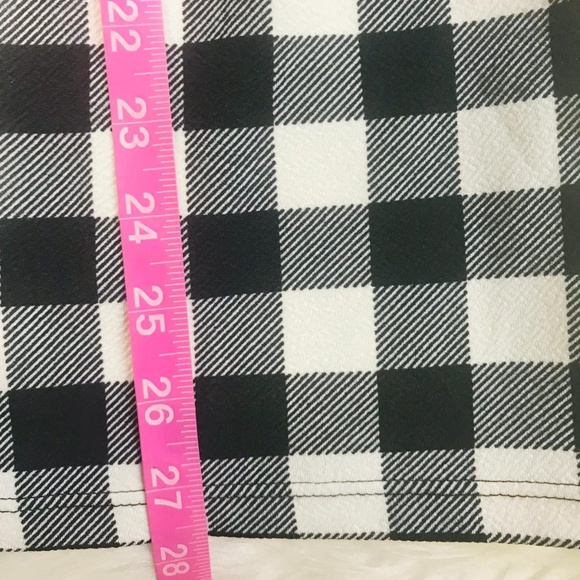 🆕️White Checkered Pencil Plus Skirt - Picture 4 of 4